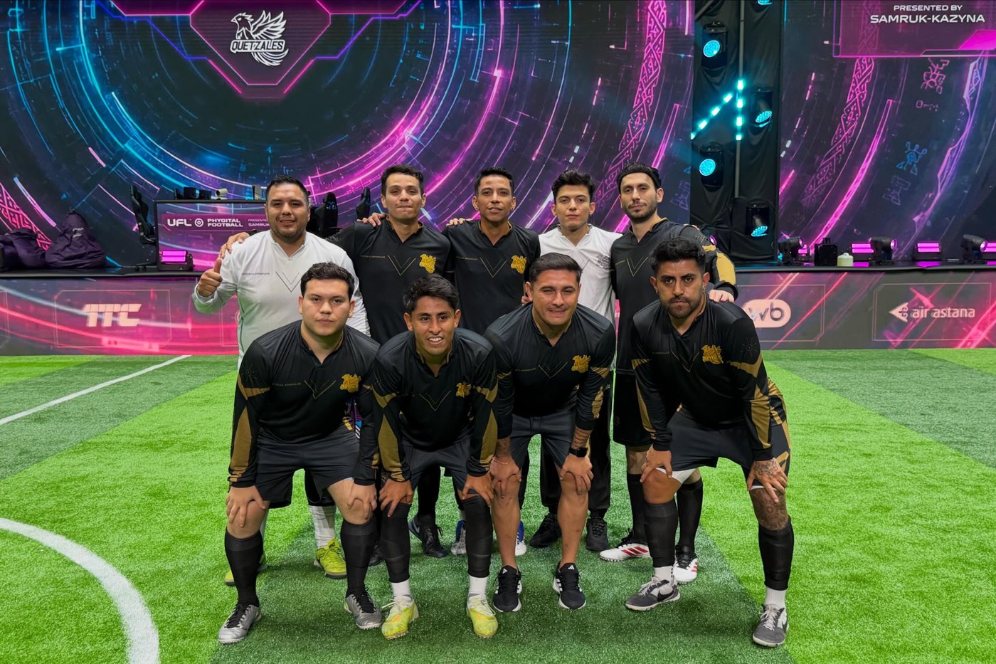 UL1BARRI with the full Mexico Quetzales squad on the arena pitch